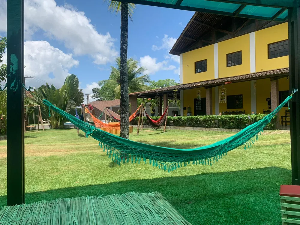 Jardim com redário sob as árvores