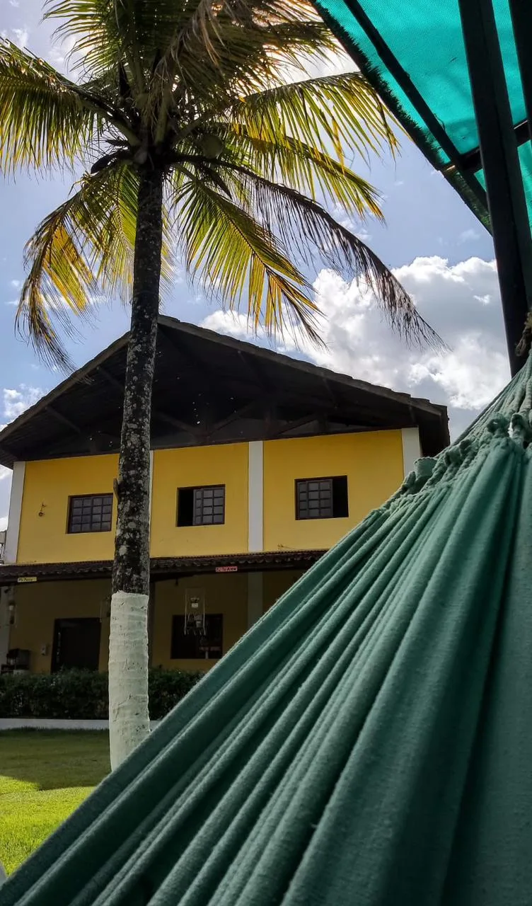 Redário sob as palmeiras na área externa da clínica